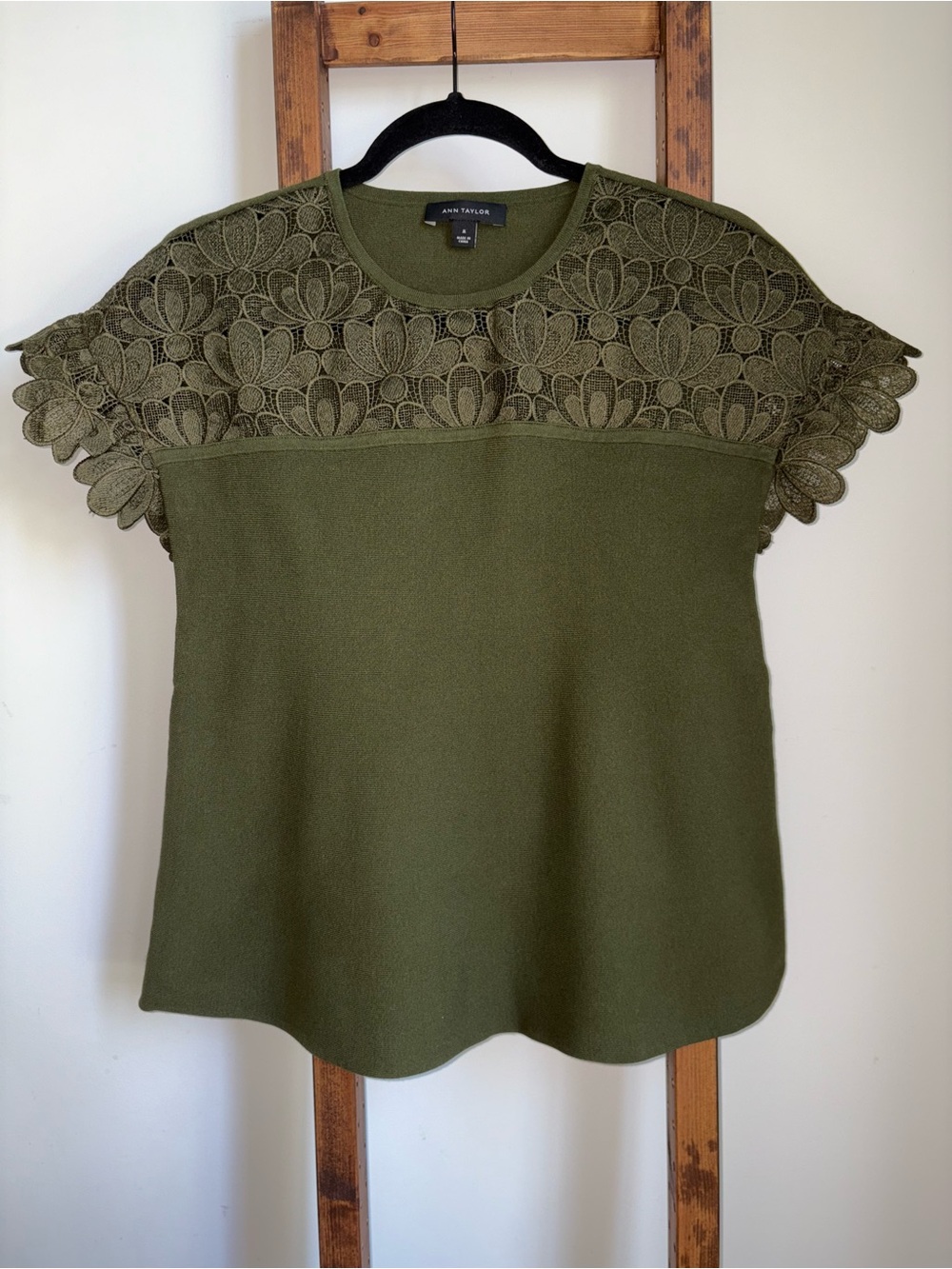 Ann Taylor Olive Green Lace-Yoke Short Sleeve Top Size Medium Floral Shirt Chic